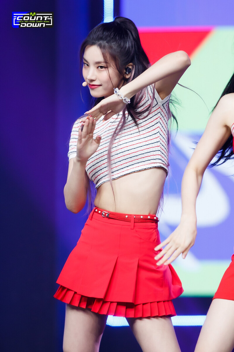 220728 ITZY Yeji - 'SNEAKERS' at M Countdown documents 8