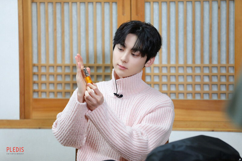 230504 Hwang Minhyun Weverse Update -‘What’s in My Bag’ Photo Sketch documents 3