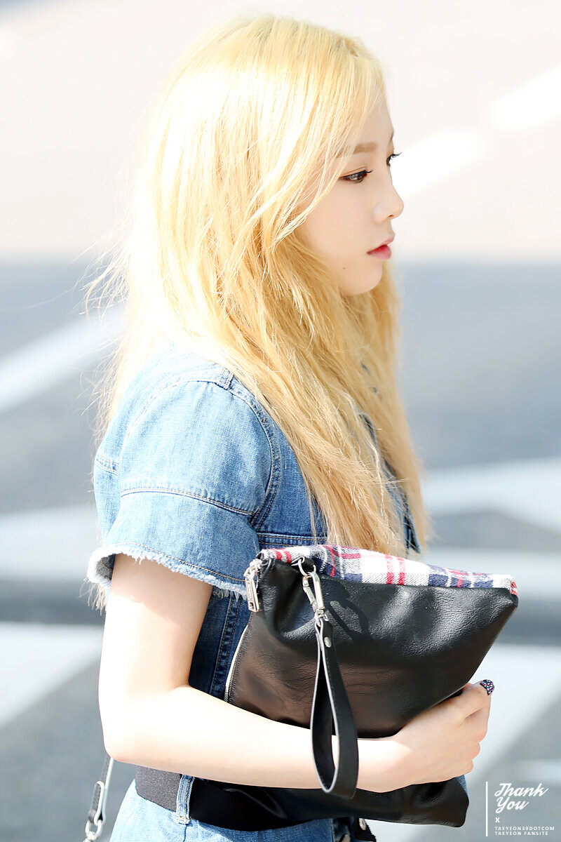 150610 Girls' Generation Taeyeon at Incheon Airport documents 16