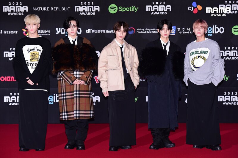 221129 TXT at MAMA 2022Red Carpet documents 1
