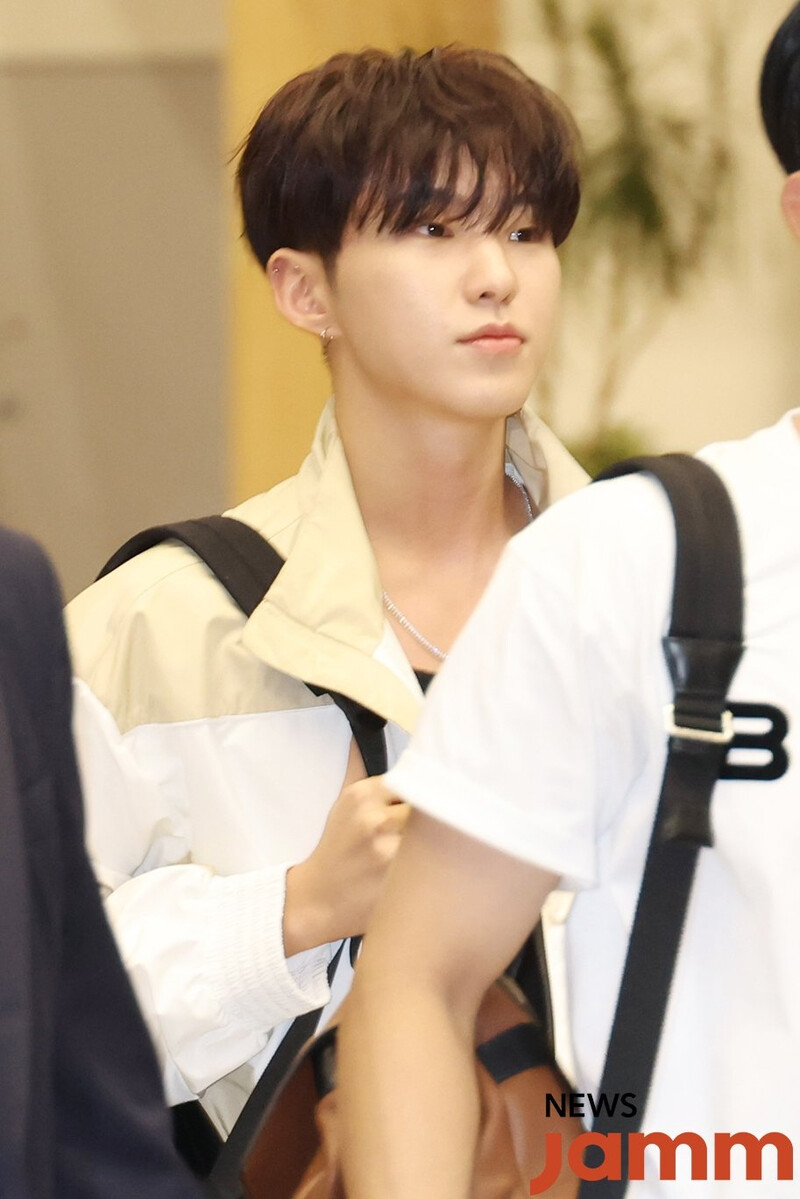 230817 Hoshi at the Gimpo International Airport documents 1