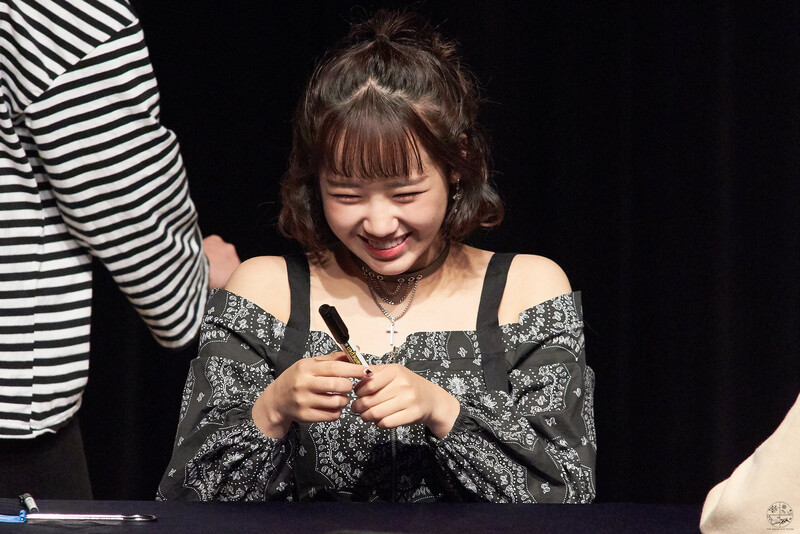 181020 Weki Meki Yoojung at 'KISS, KICKS' Fansign documents 11