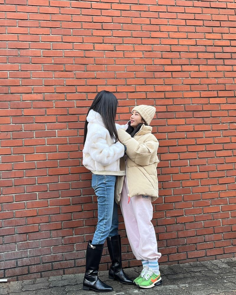 220126 Eunbi Instagram Update with Hyewon documents 4