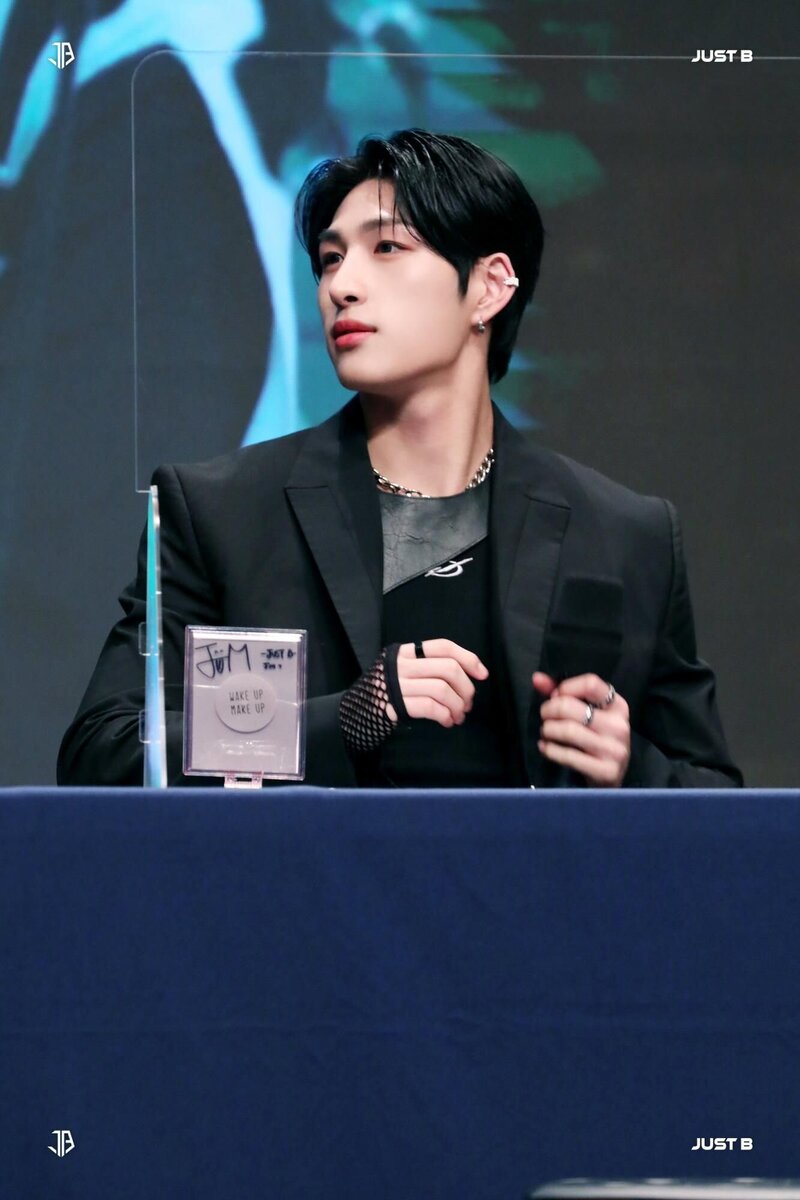 220429 - Weverse - Just Begun Face-to-Face Fan Signing Behind documents 20