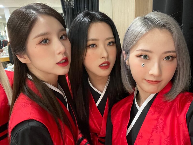 220509 Loona Twitter Update - Haseul with Olivia, Heejin, and Kim Lip documents 6