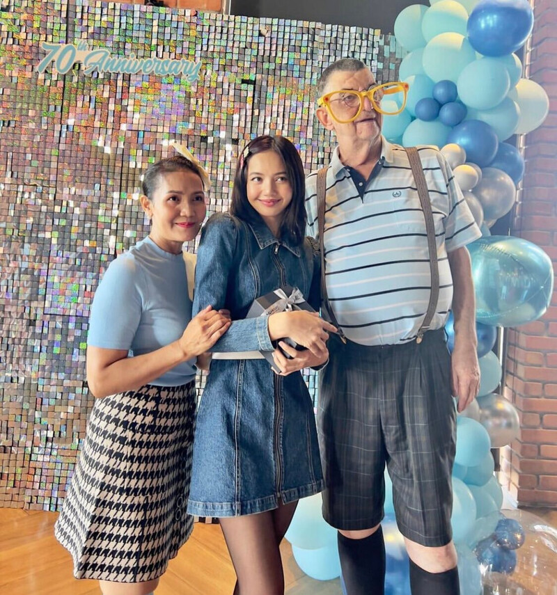 231014 LISA WITH HER MOM AND DAD documents 1