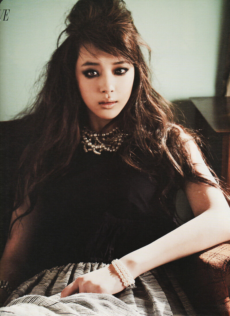 Krystal and Sulli for W Korea - March 2012 Issue [SCANS] documents 2