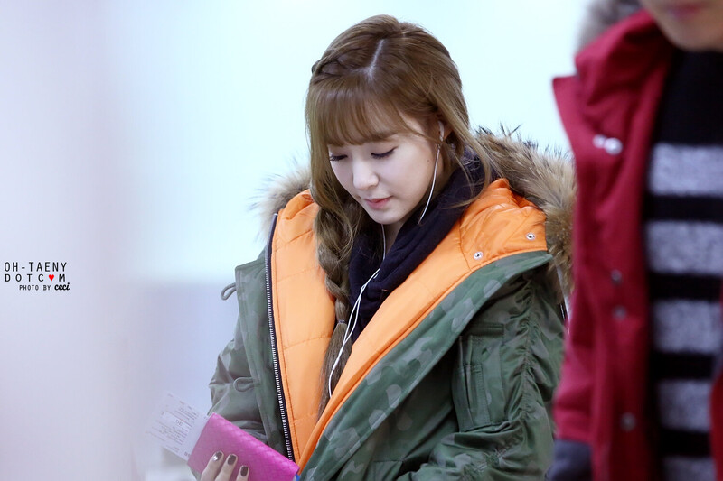 141129 Girls' Generation Tiffany at Gimpo Airport documents 4