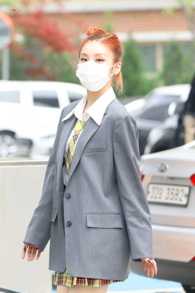 210422 ITZY Yeji on the way to film Knowing Brothers documents 2