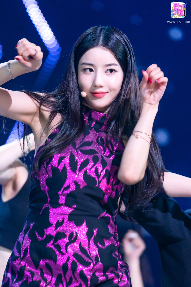 210912 Kwon Eunbi - 'Door' at Inkigayo documents 20