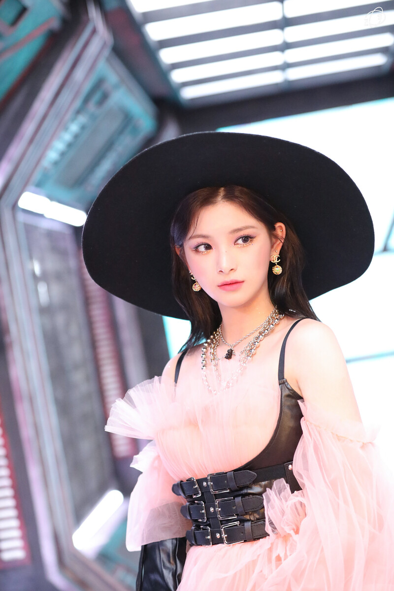 220113 Yuehua Naver Post - EVERGLOW 'PIRATE' MV Behind documents 14