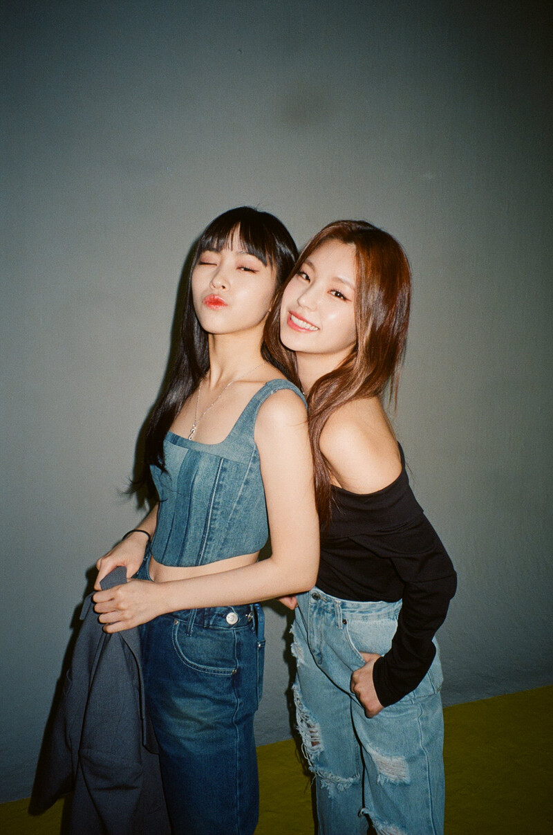 220630 M2 Twitter Update - ITZY Ryujin & Yeji June M2 Film Camera Photos for [MIX & MAX] 'Break My Heart Myself' Performance documents 7