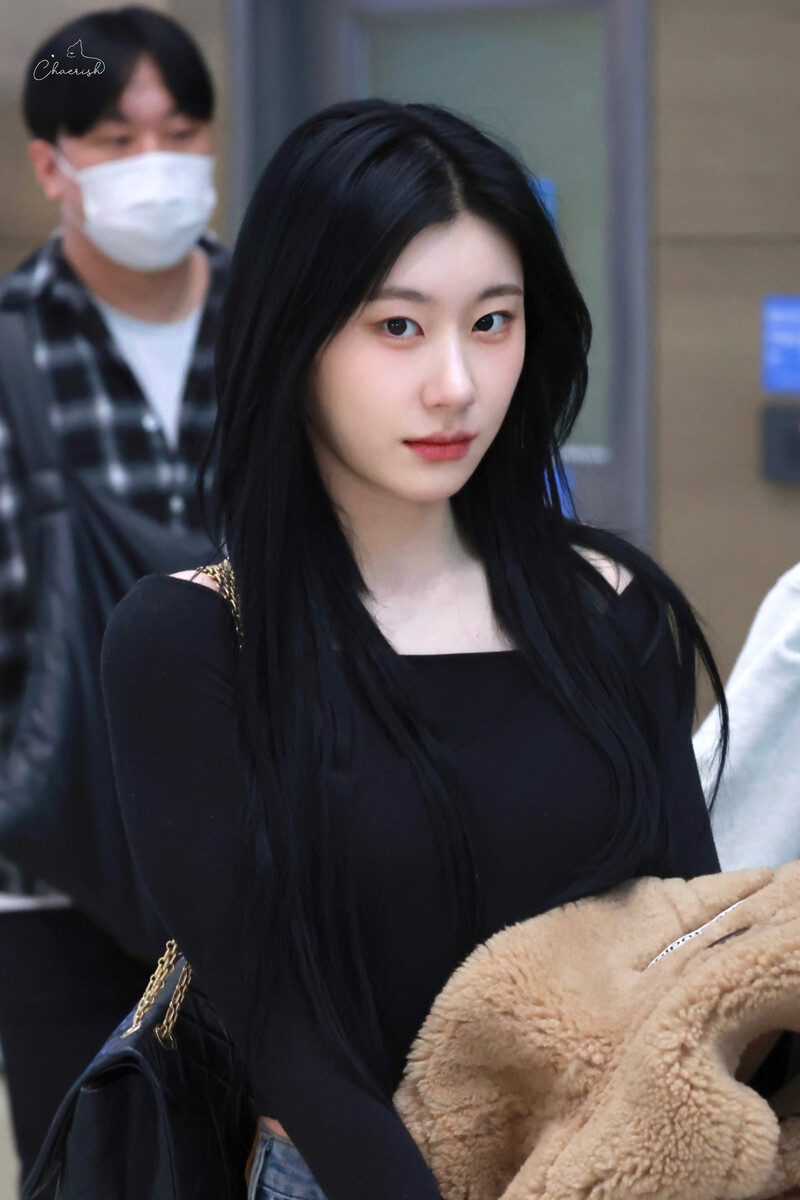 241227 ITZY Chaeryeong at Incheon International Airport documents 1