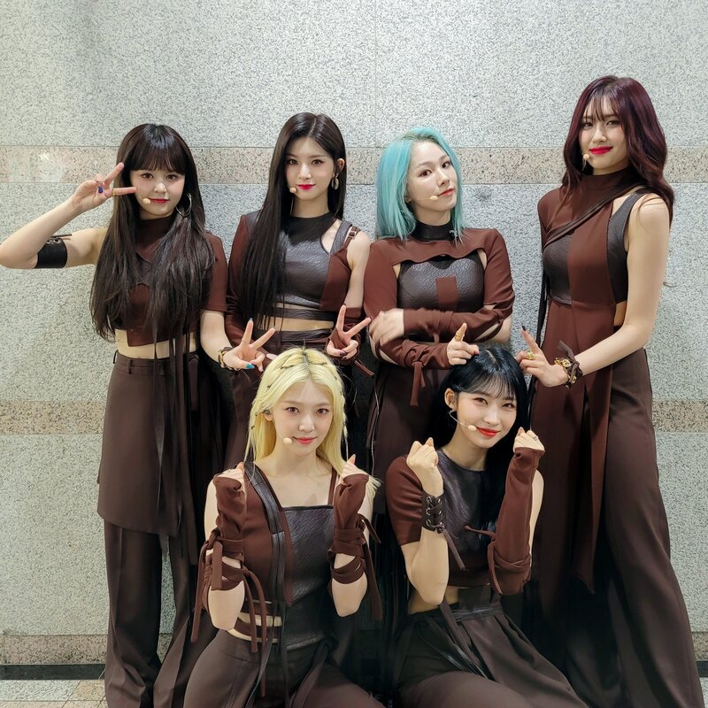210618 EVERGLOW SNS Update at Music Bank documents 2
