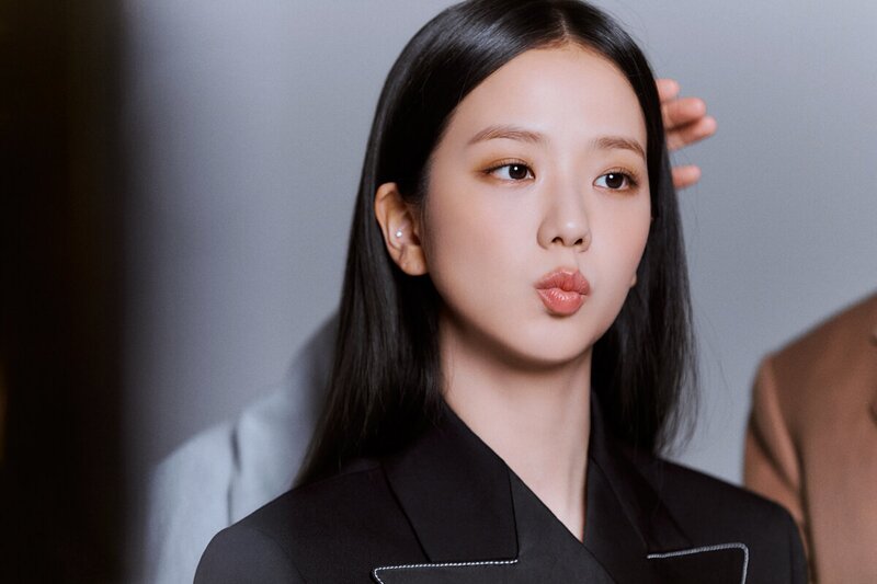 211211 YG Stage Naver Post - BLACKPINK Jisoo Harpers Magazine December Issue Behind documents 14