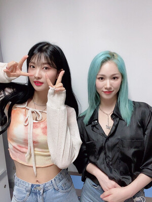 210608 EVERGLOW Twitter Update - Sihyeon & Mia