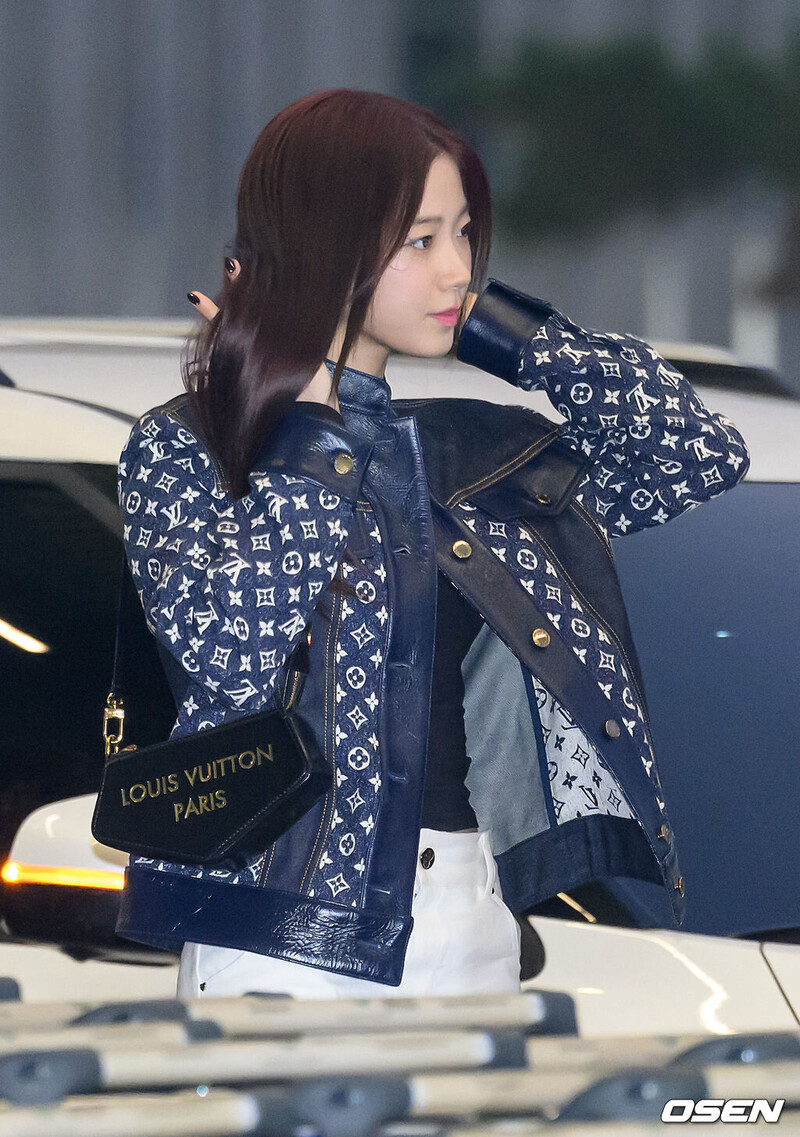 230928 LE SSERAFIM Sakura at Incheon International Airport documents 1