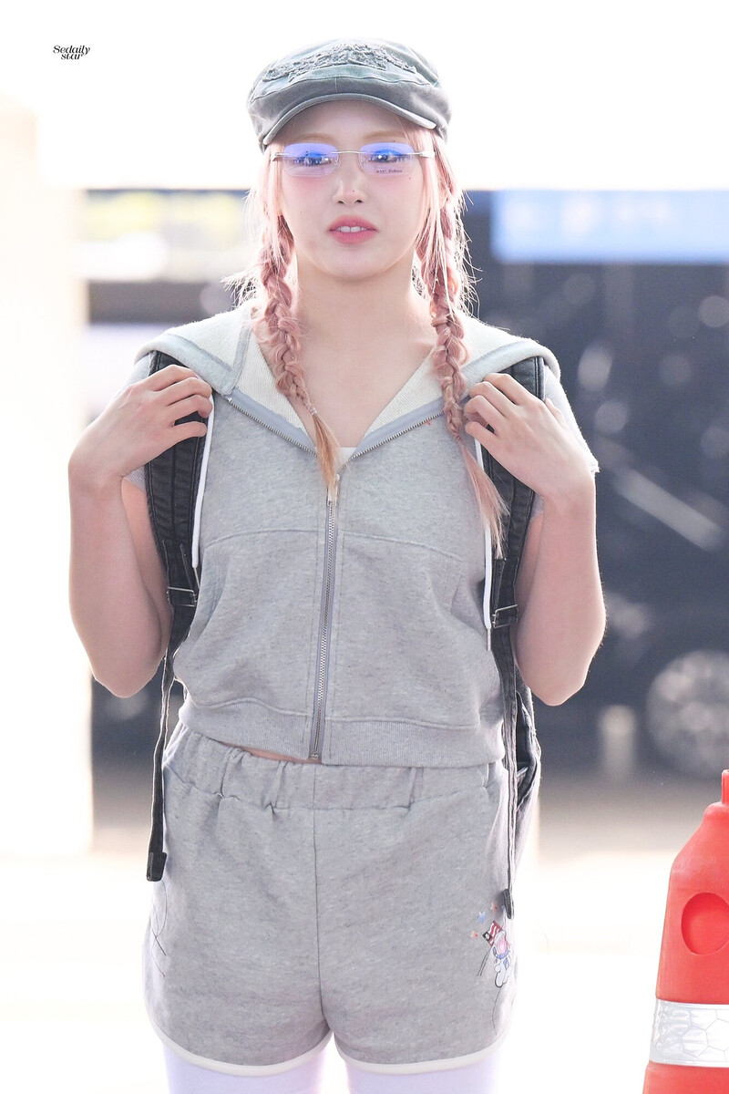 240517 NMIXX Jiwoo at Incheon International Airport documents 3