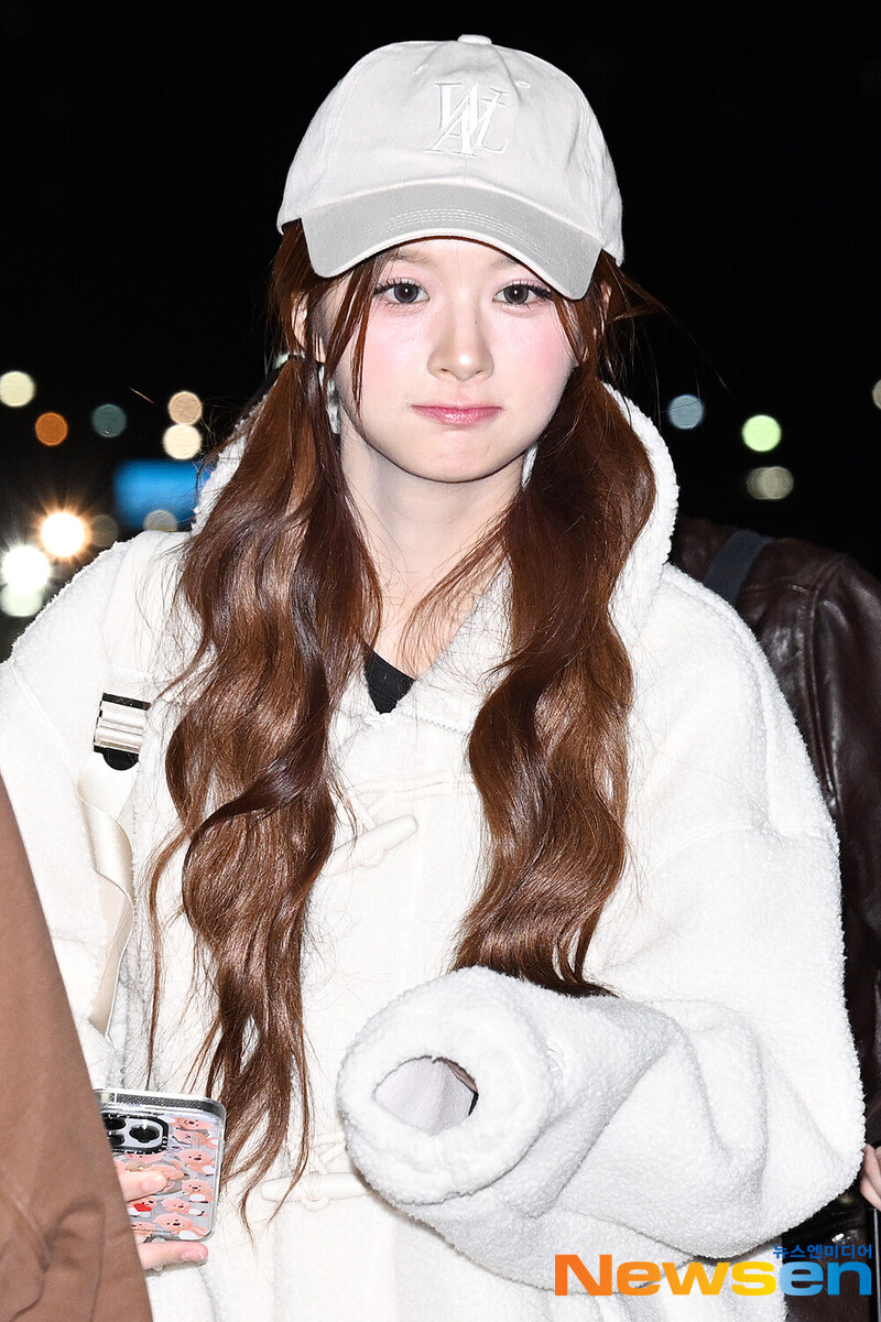 241102 NMIXX Sullyoon at Gimpo International Airport documents 1