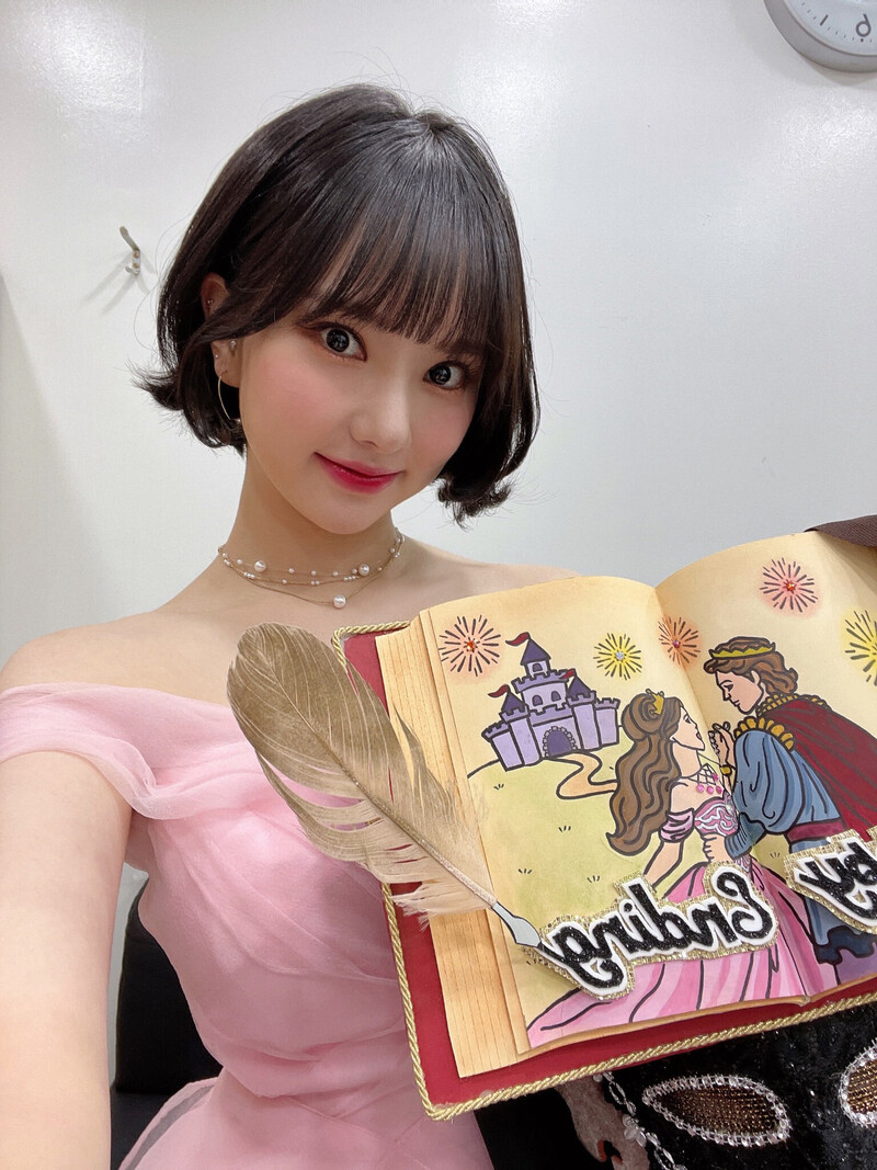 220130 VIVIZ Twitter Update - Eunha documents 2