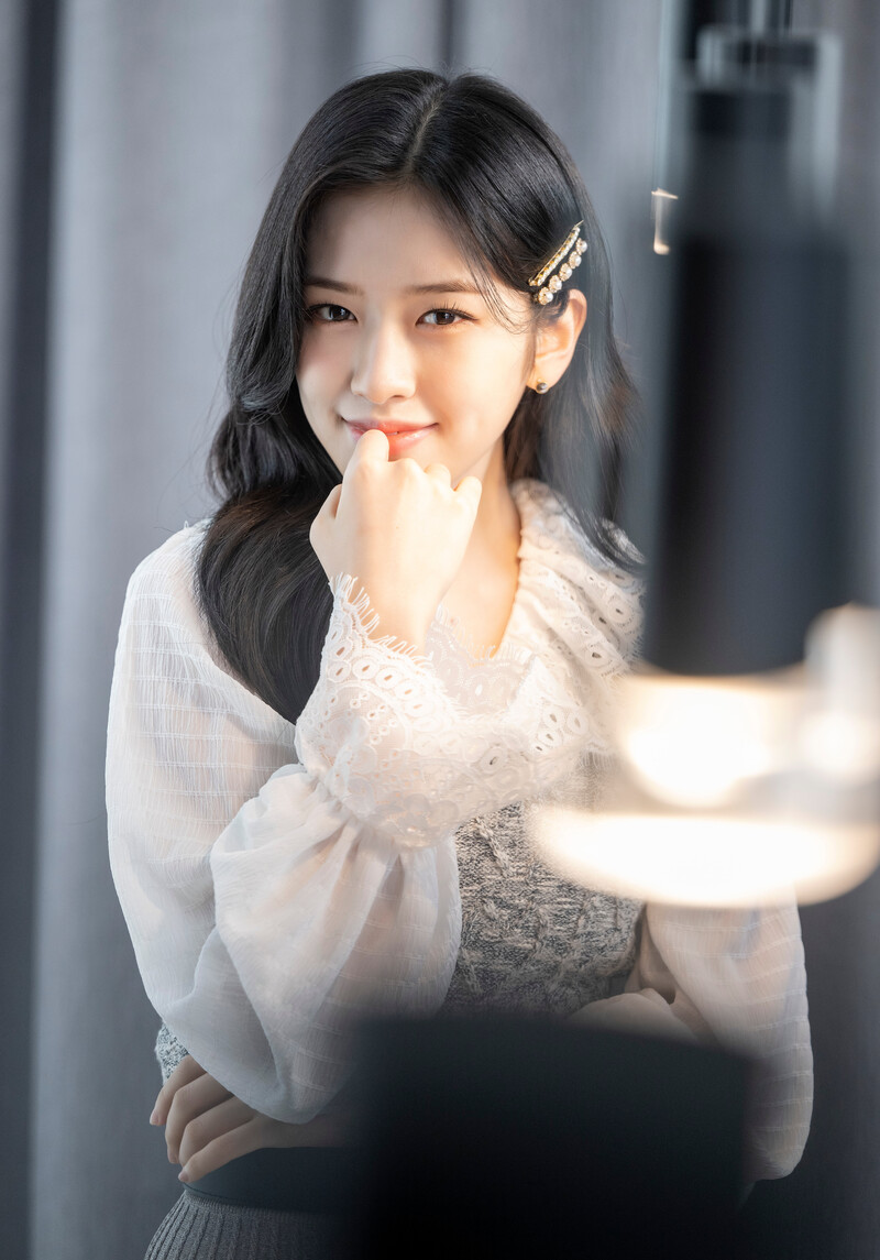 220411 IVE Yujin - 'LOVE DIVE' Promotion Photoshoot by Osen documents 5