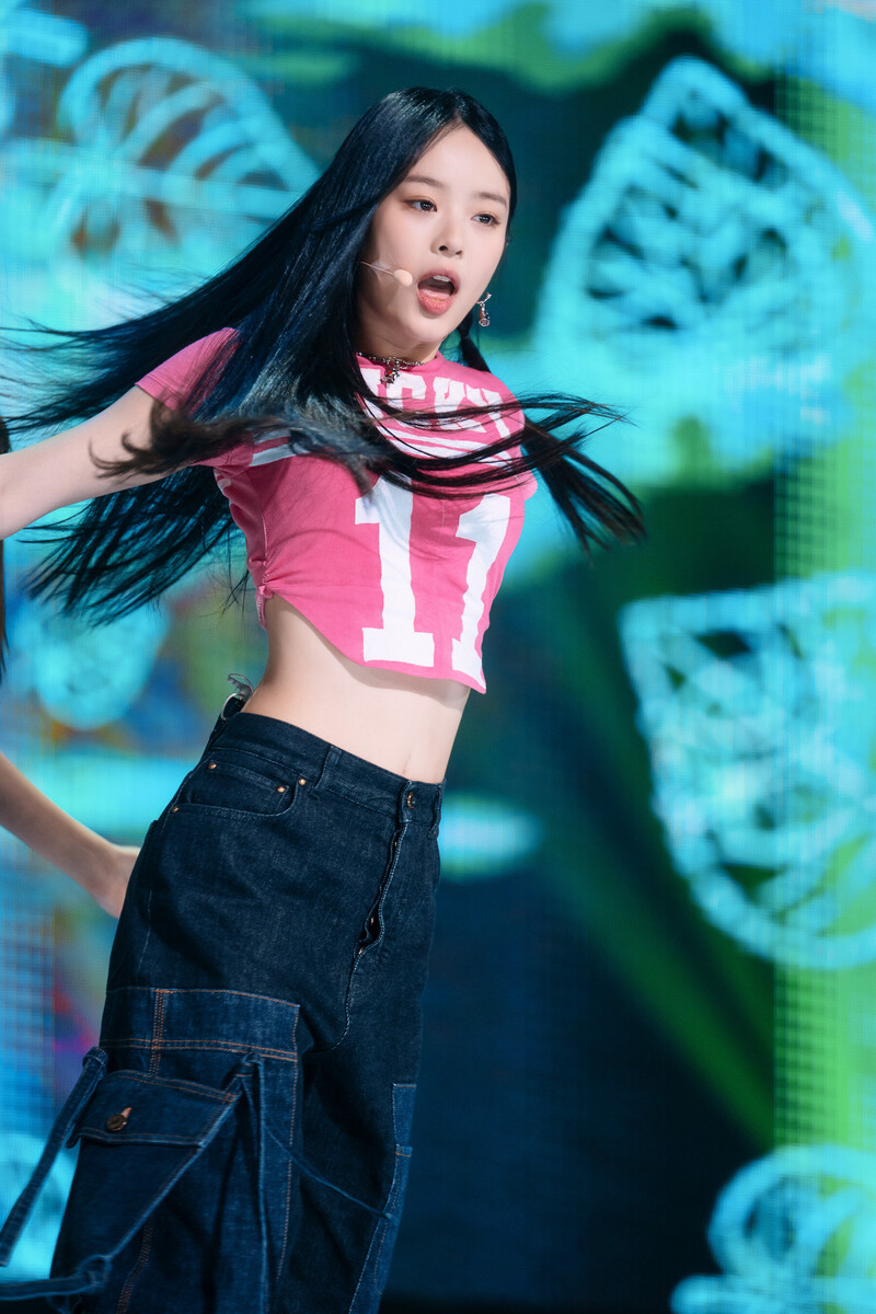 220807 NewJeans Hanni 'Attention' at Inkigayo documents 13