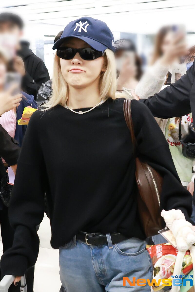 240413 - ROSÉ at Gimpo International Airport documents 2