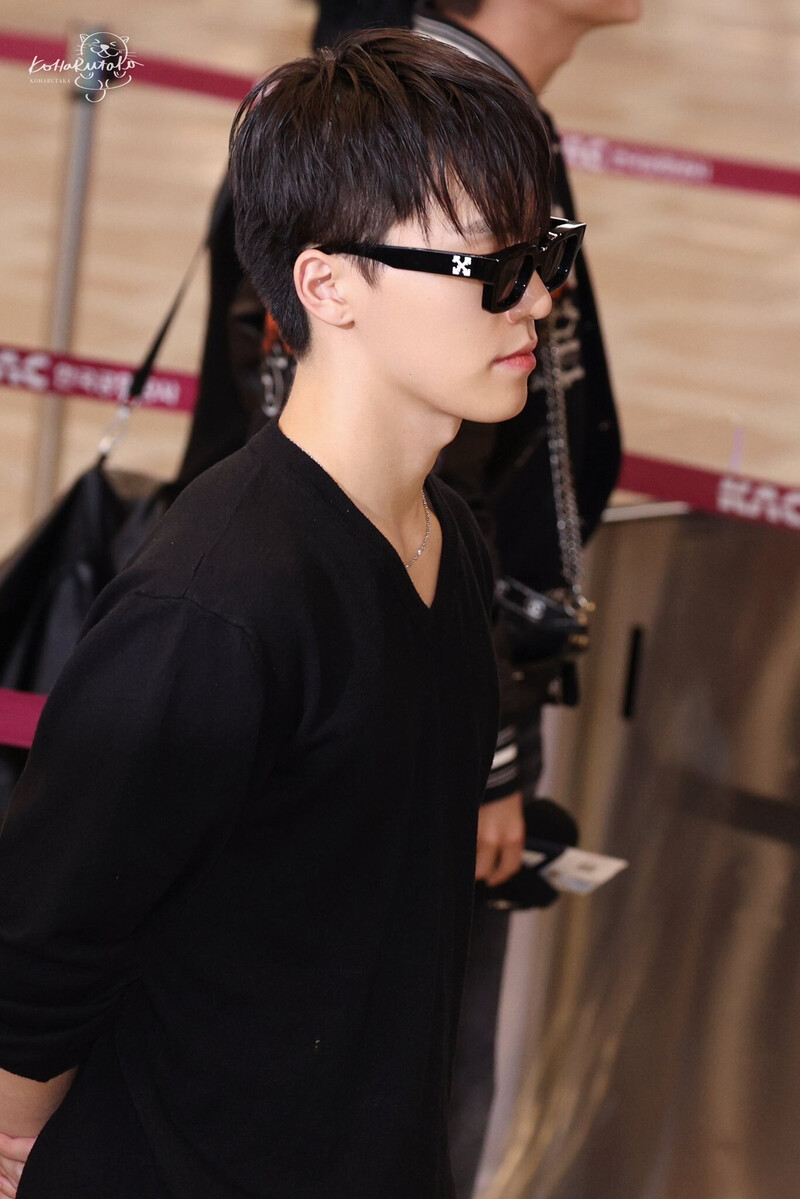 240516 SEVENTEEN Dino at Gimpo International Airport documents 4