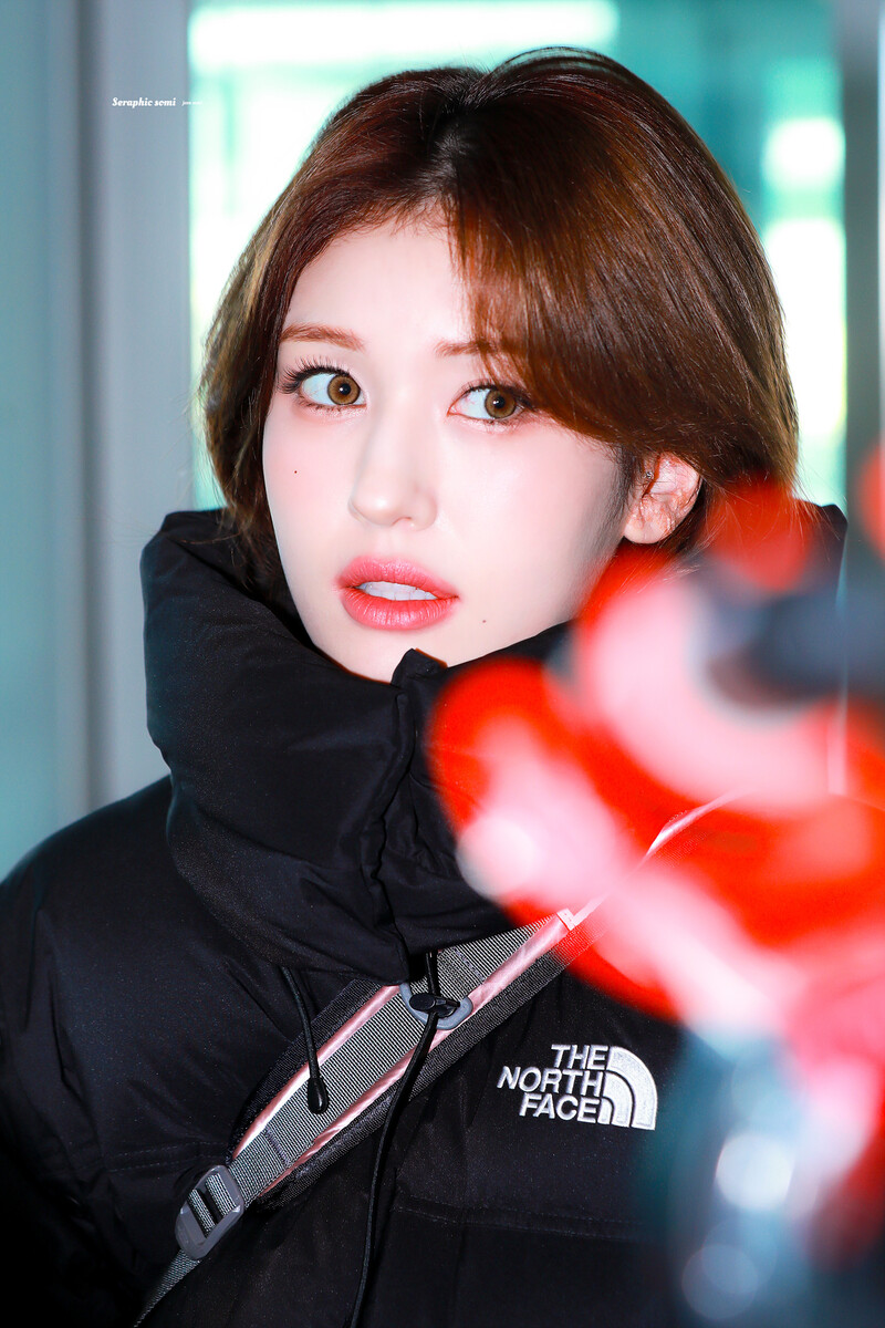 250102 Jeon Somi at Incheon Airport documents 3