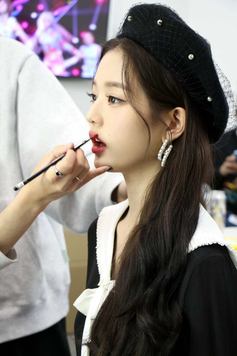 211018 Starship Naver Post - Wonyoung - Inkigayo MC Behind documents 4