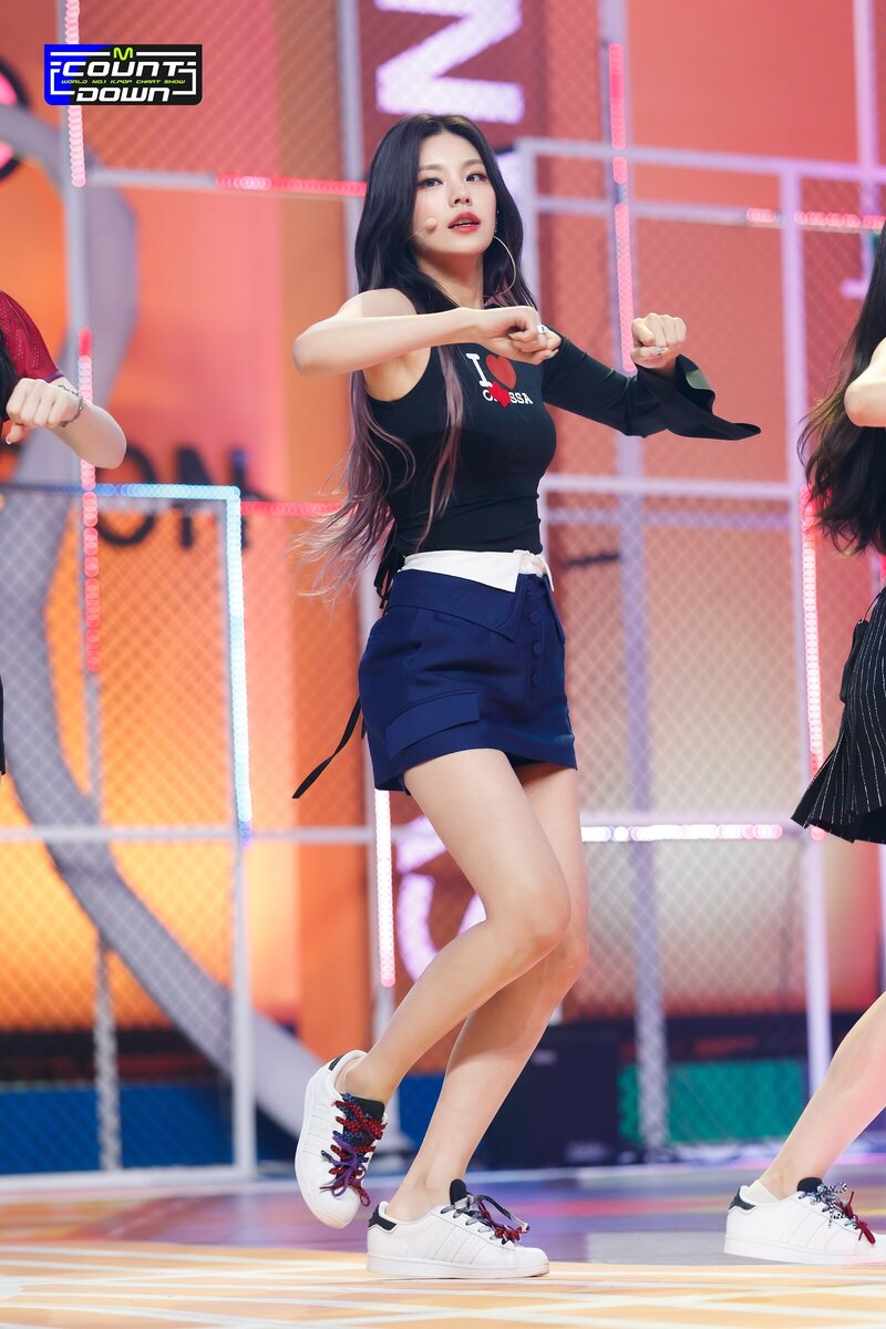 220721 ITZY Yeji - 'SNEAKERS' at M Countdown documents 6