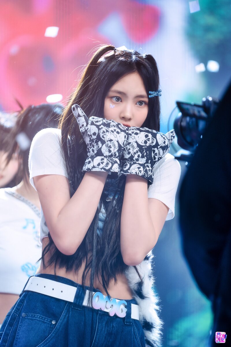 230129 NewJeans Hyein 'OMG' at Inkigayo documents 8