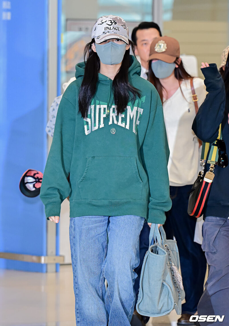 231009 New Jeans Minji at Incheon International Airport documents 1