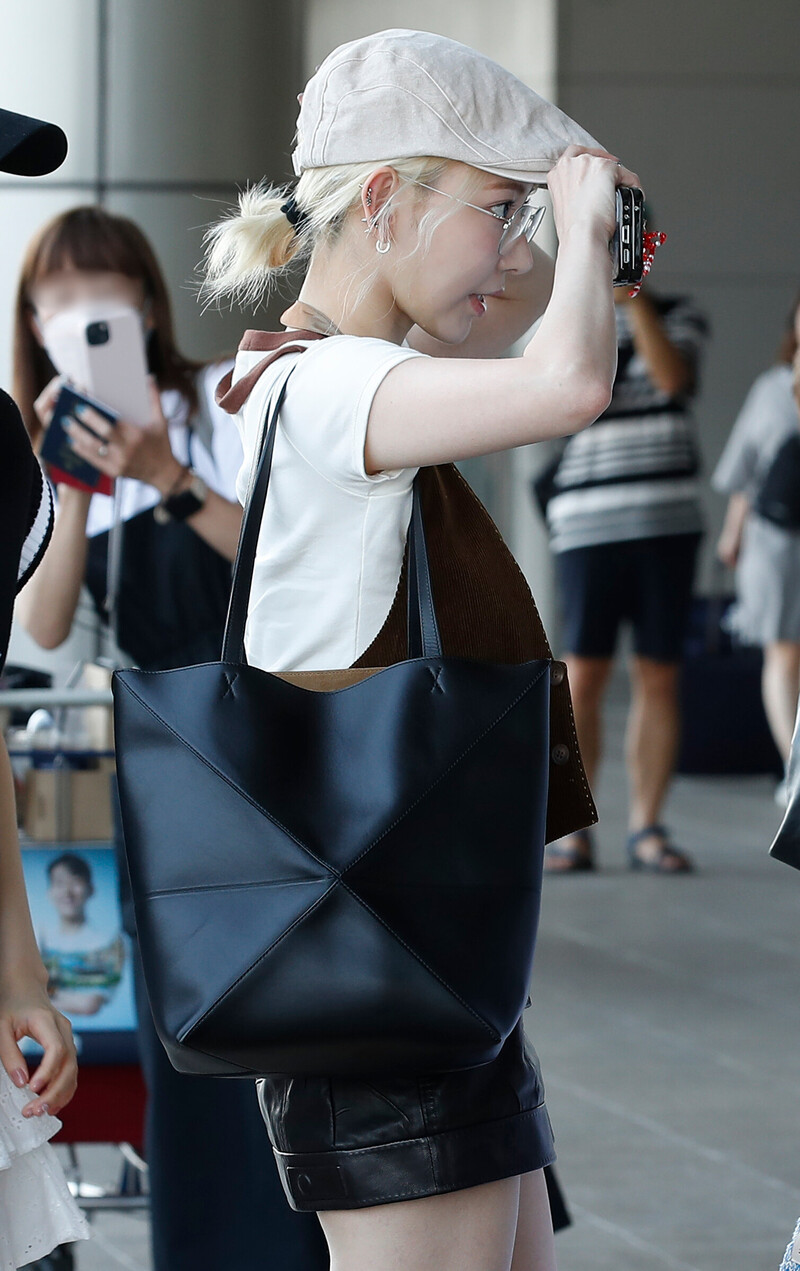 240628 LE SSERAFIM Sakura at Gimpo International Airport documents 5