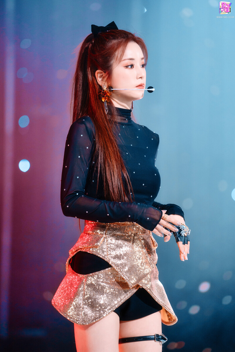 220227 Apink Chorong - 'Dilemma' at Inkigayo documents 13