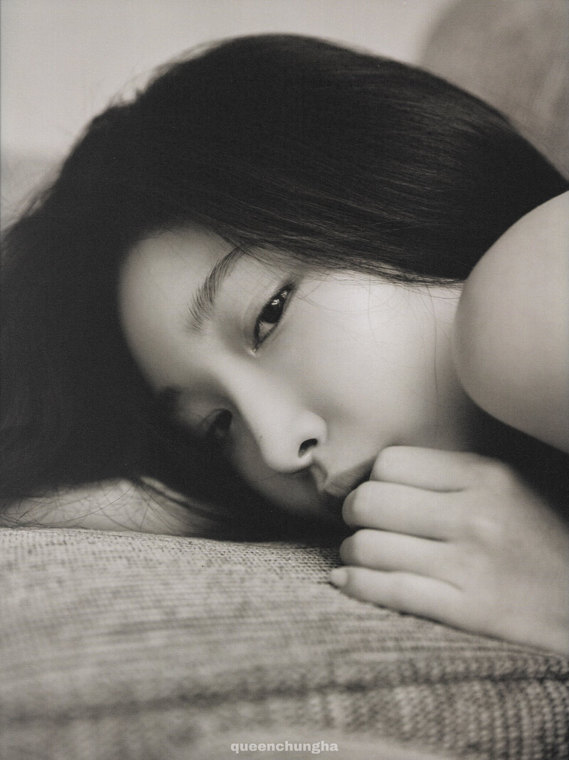 Chungha 'Bare & Rare' Photobook Scans documents 9