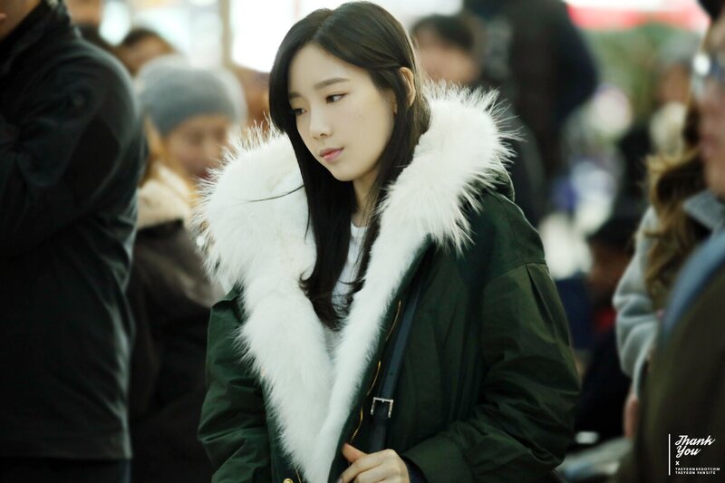 150103 Girls' Generation Taeyeon at Incheon Airport documents 16