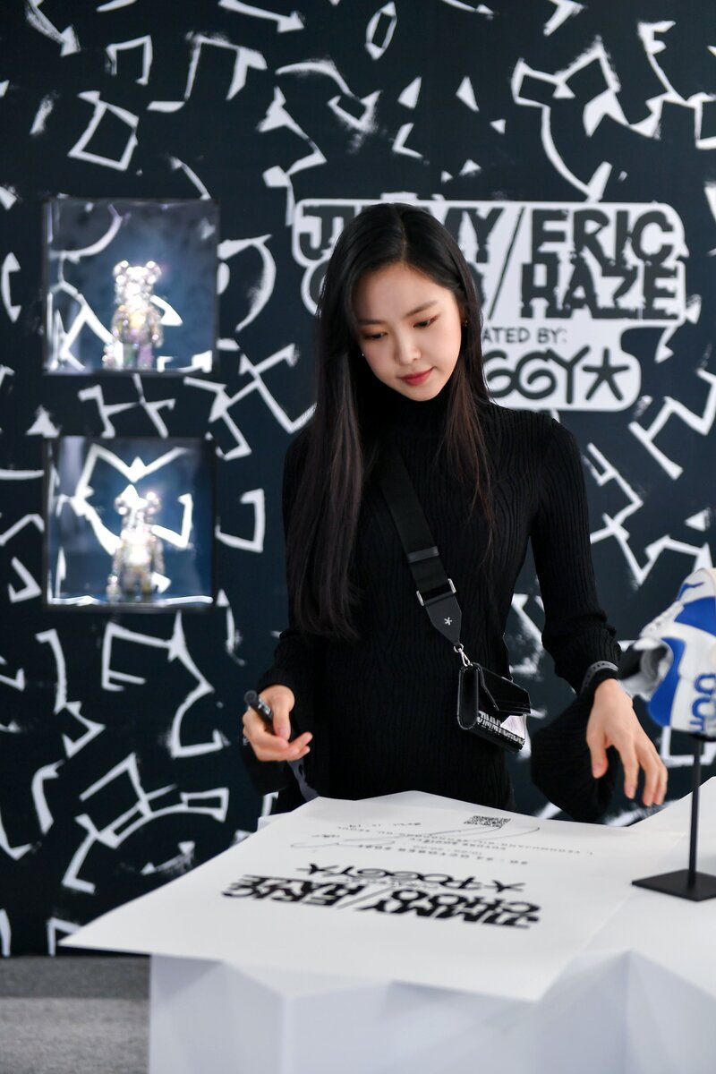 211020 Apink Naeun at Jimmy Choo Pop-up Store Launch 'CHASING STARS' Collection documents 7