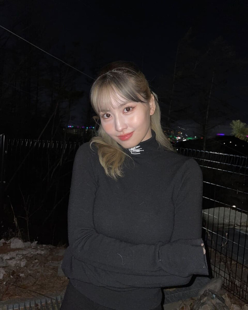 211206 TWICE Instagram Update - Momo documents 3