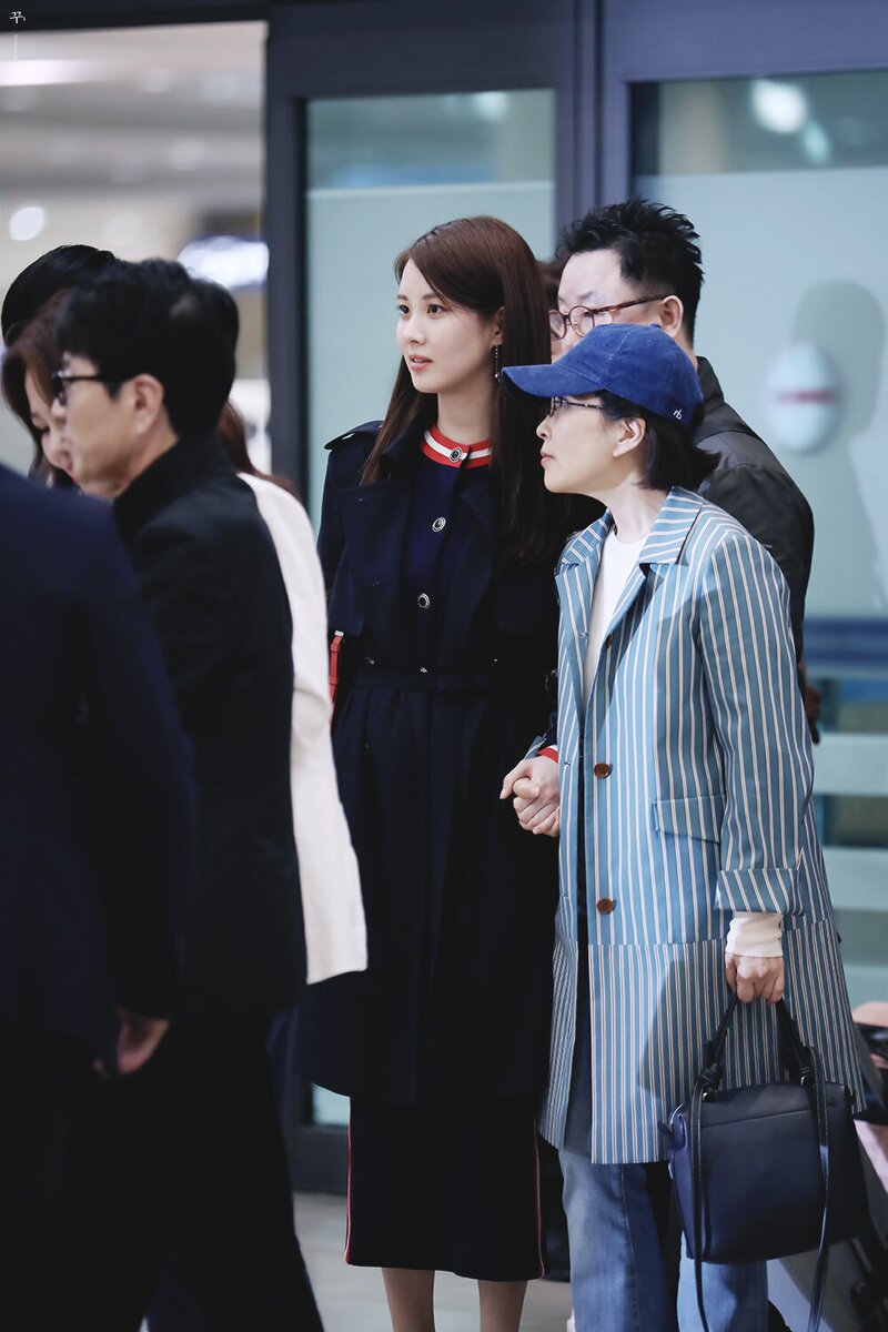 180404 Girls' Generation Seohyun at Incheon Airport documents 2