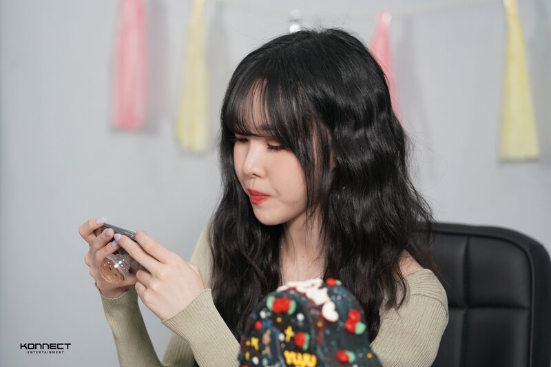 220511 Konnect Entertainment - Yuju at 100th Day Celebration Behind the Scenes documents 9
