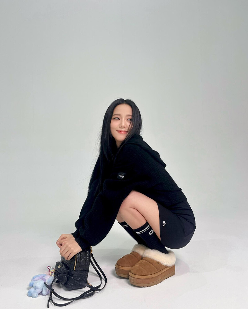 231028 - JISOO Instagram Update documents 1