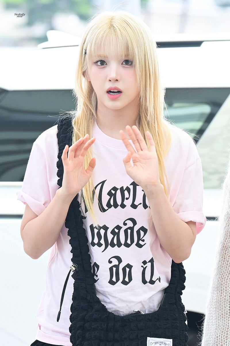 240726 NMIXX Jiwoo at Incheon International Airport documents 1