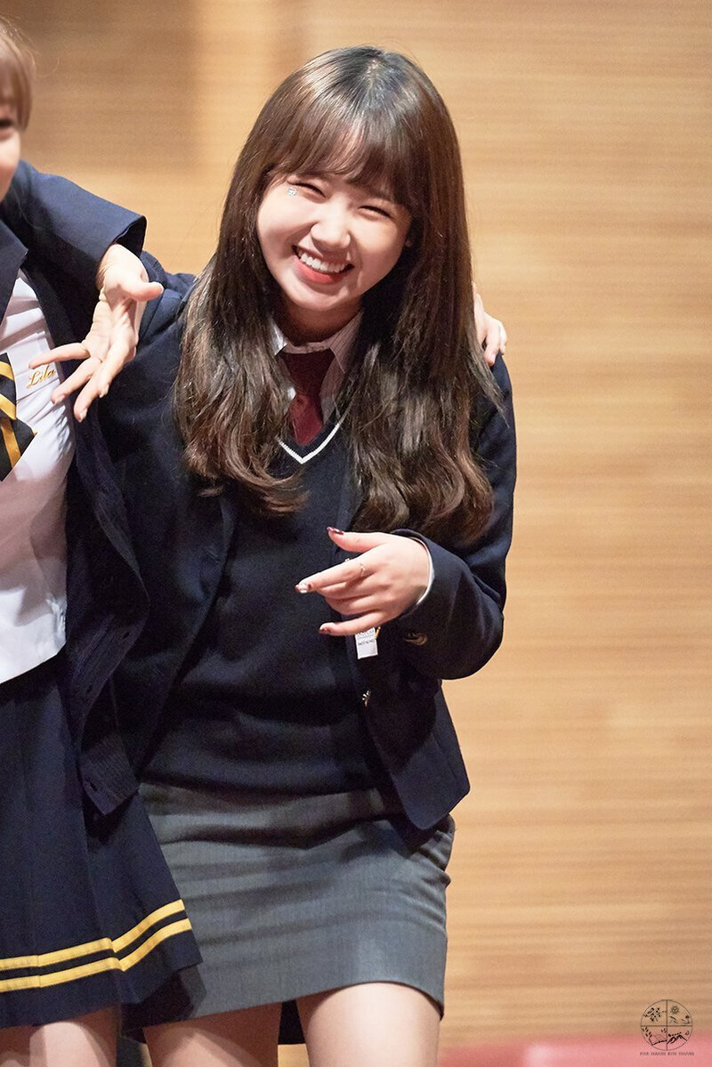 180519 Weki Meki Yoojung at 'Lucky' Gangbyeon Fansign documents 1