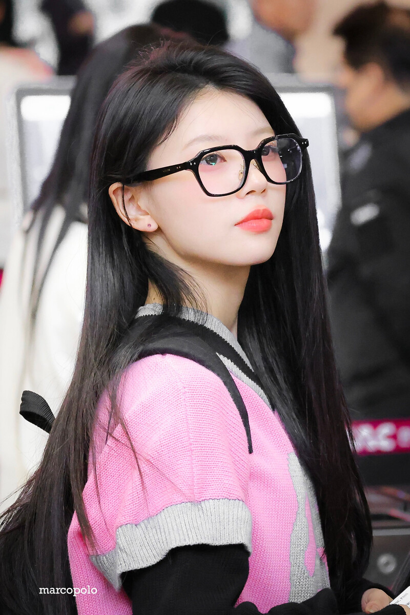 240430 ILLIT Moka at Gimpo International Airport documents 6