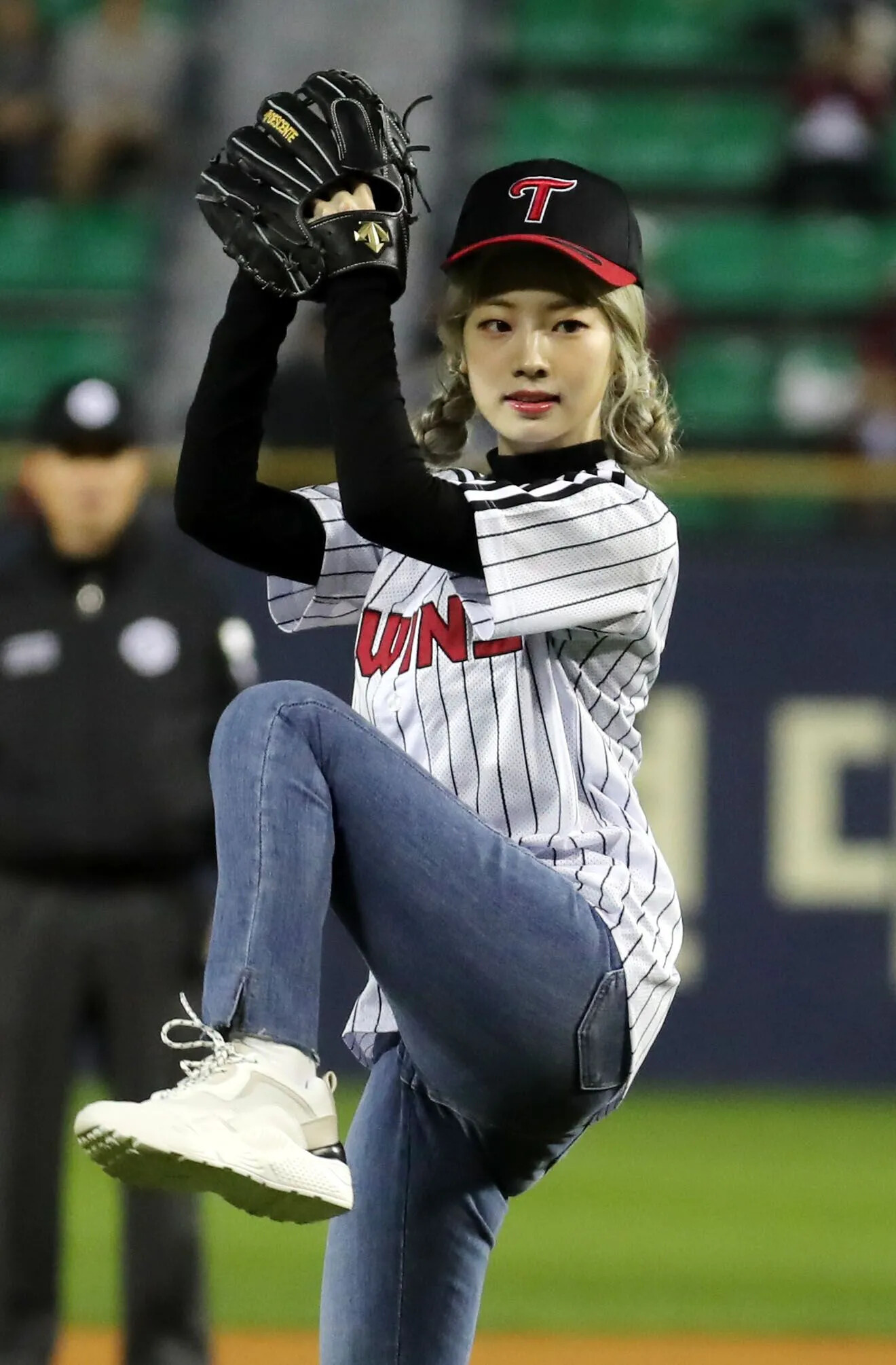 TWICE US - Dahyun throwing the first pitch at LG Twins