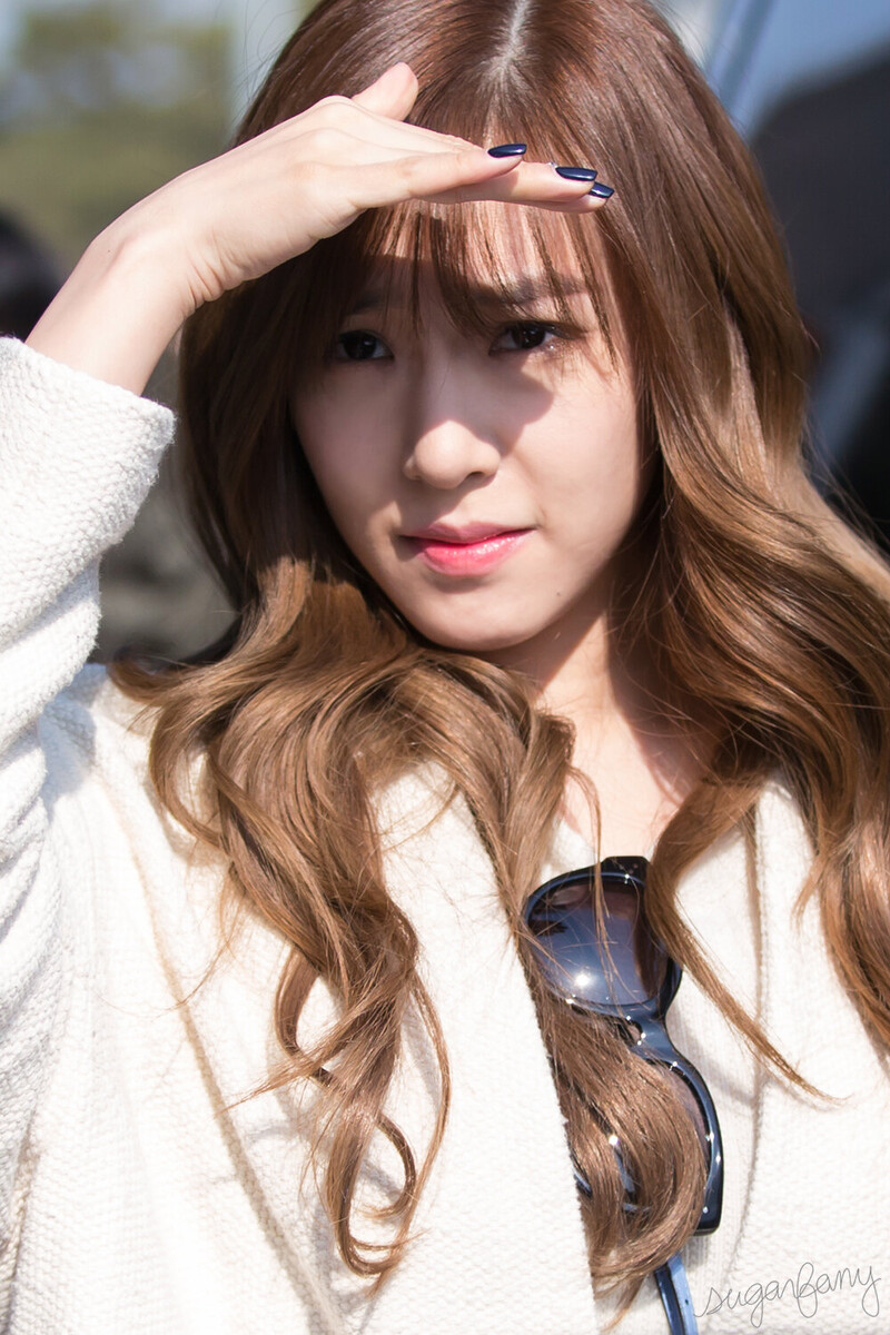 150307 Girls' Generation's Tiffany at Gimpo Airport documents 4