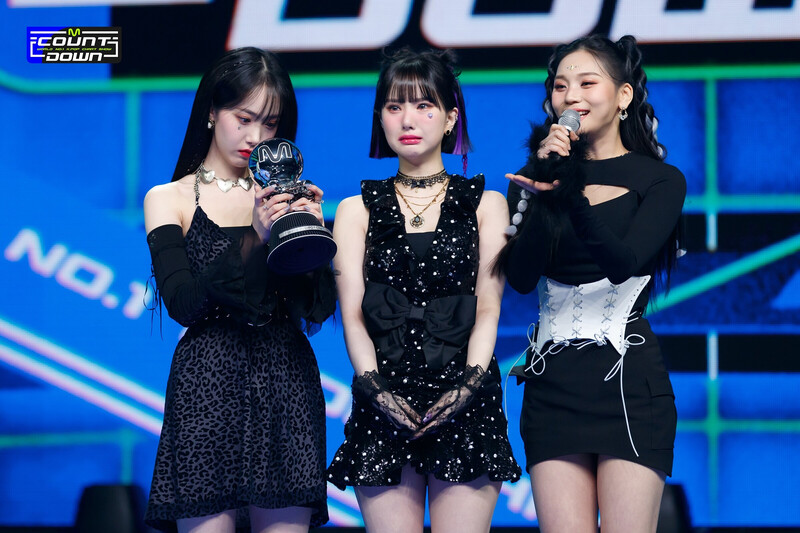 220217 VIVIZ - 'BOP BOP!' + Encore Stage at M Countdown documents 21