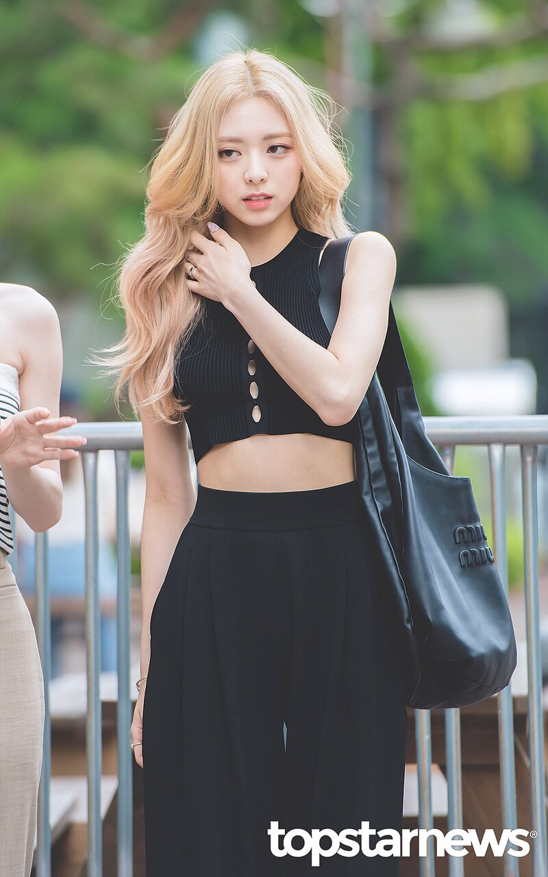 220722 ITZY Yuna - Music Bank Commute documents 6