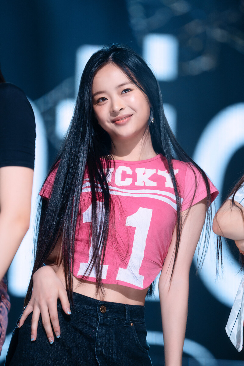 220807 NewJeans Hanni 'Attention' at Inkigayo documents 10